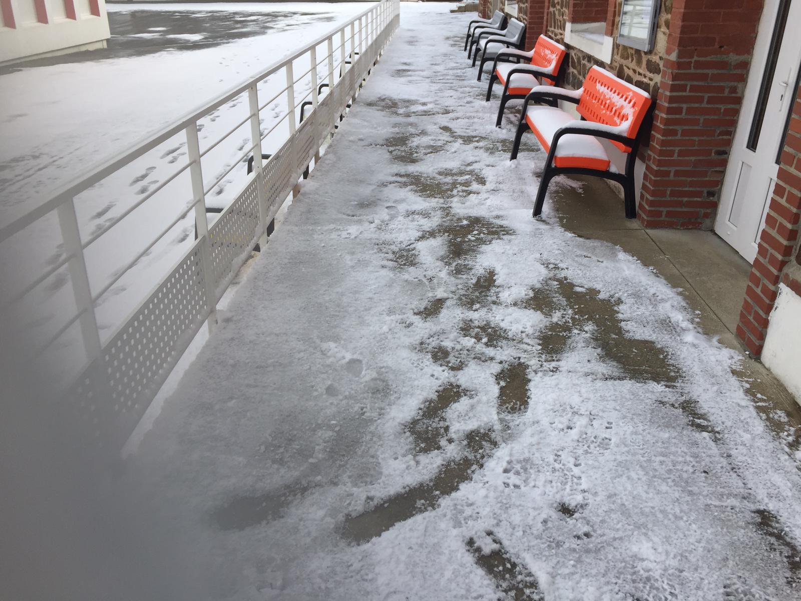 Que de neige !!! Cour ou patinoire ?