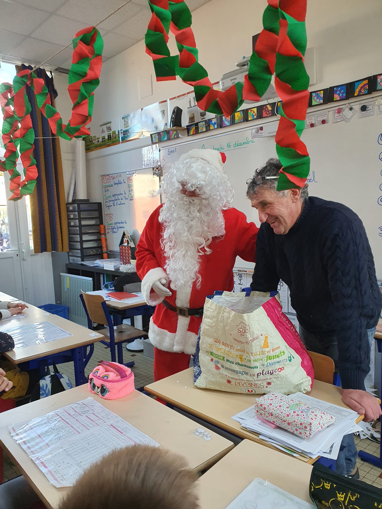 LE PERE NOEL A L'ECOLE