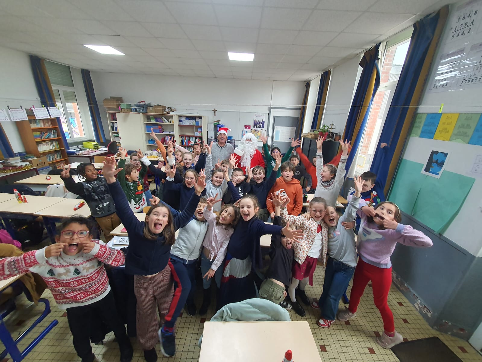 LE PERE NOEL A L'ECOLE